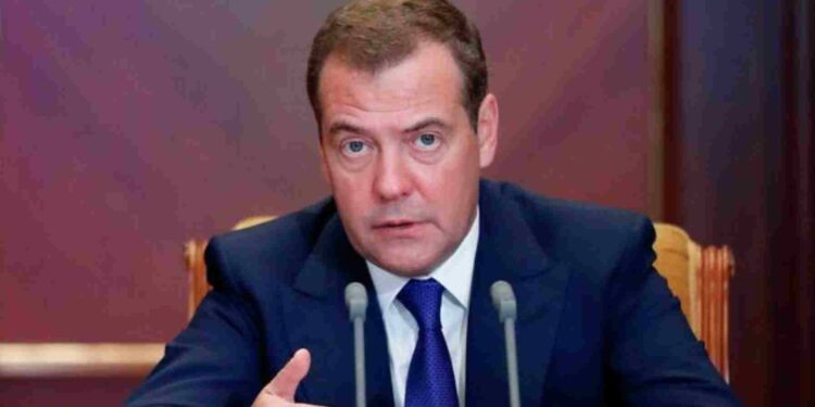 Medvedev: la continuazione delle consegne di armi a Kiev rischia di provocare una catastrofe nucleare